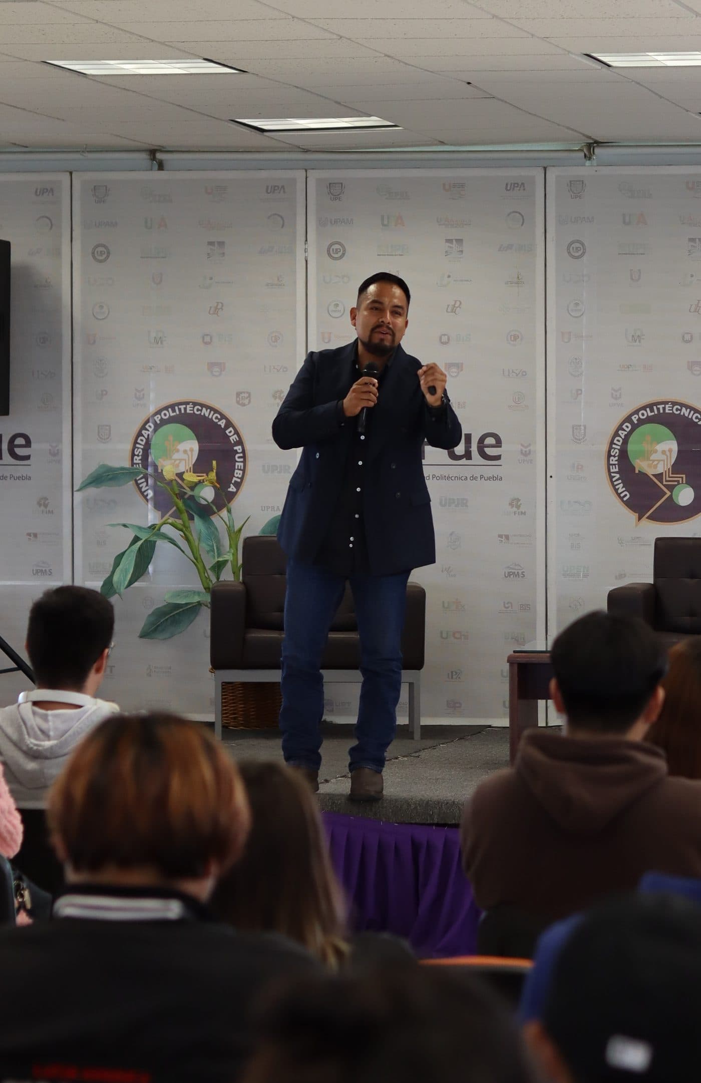 Tony López en conferencia